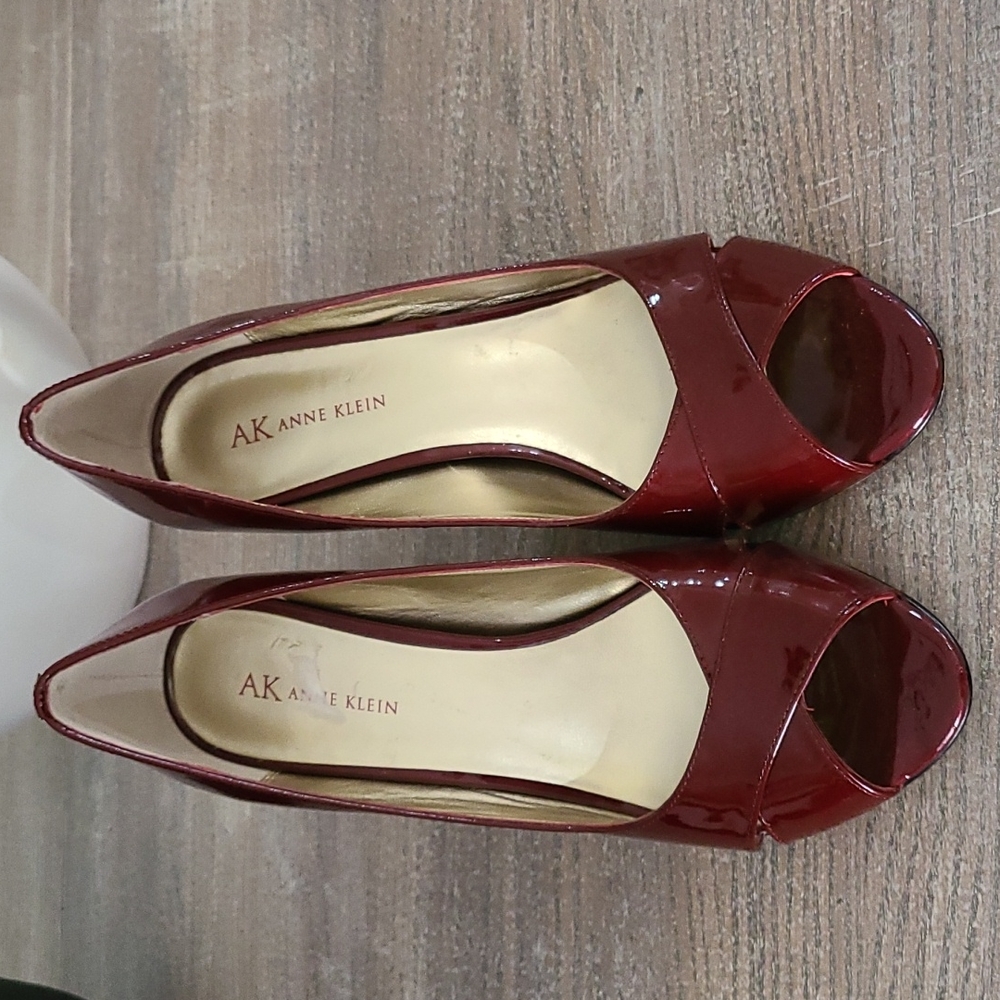 Patented peep-toe heels - size 9